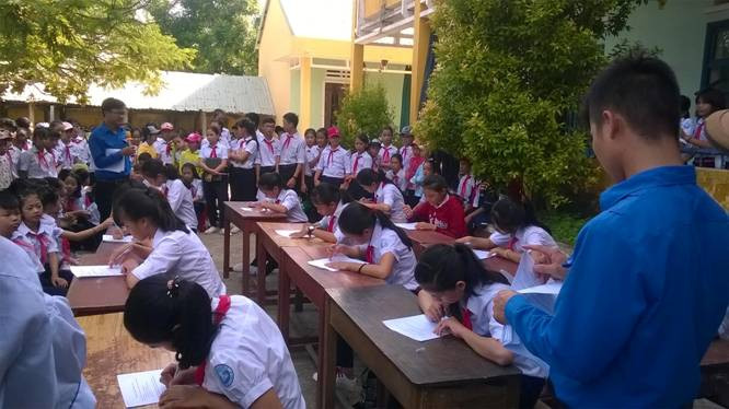 Các em học sinh hào hứng tham gia trả lời câu hỏi. Ảnh: Mỹ Liên