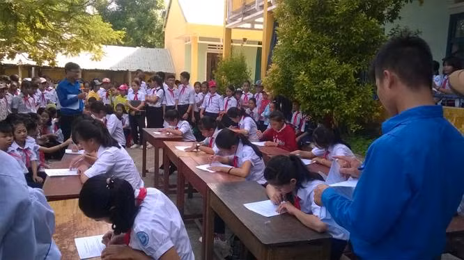 Các em học sinh hào hứng tham gia trả lời câu hỏi. Ảnh: Mỹ Liên