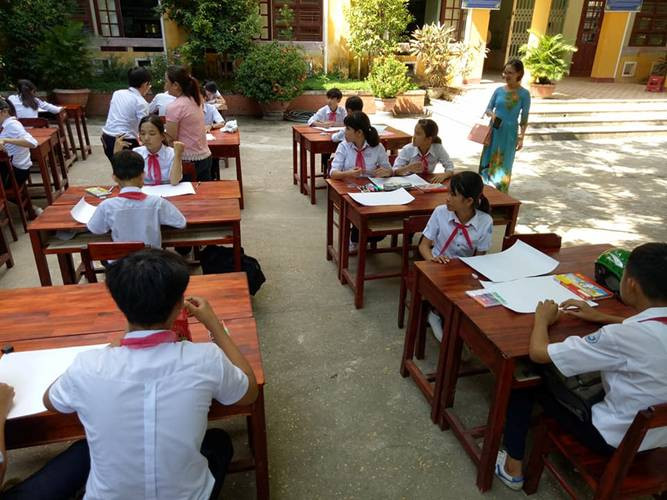 Học sinh khối 8, 9 tham gia thi vẽ tranh về ATGT. Ảnh: Mỹ Liên