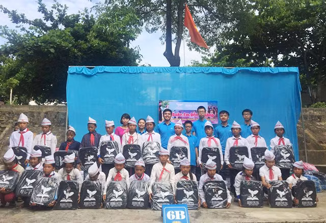 Những món quà ý nghĩa của nhóm Book For You đến với học sinh Tà Cạ trước thềm năm học mới