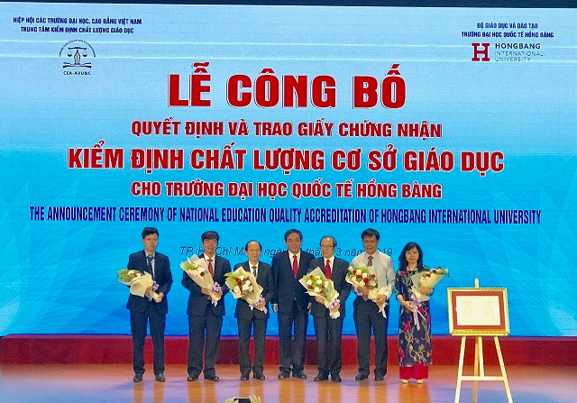PGS.TS Hồ Thanh Phong (giữa) tặng hoa cảm ơn lãnh đạo Bộ GD&ĐT và Trung tâm kiểm định chất lượng giáo dục- Hiệp hội Các trường đại học, cao đẳng Việt Nam
