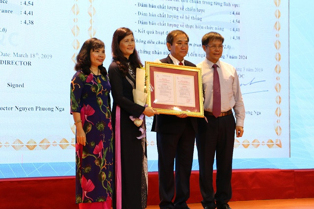 PGS.TS Hồ Thanh Phong- hiệu trưởng HIU đón nhận chứng nhận đạt chuẩn kiểm định chất lượng giáo dục từ PGS.TS Nguyễn Phương Nga- Giám đốc Trung tâm kiểm định chất lượng giáo dục-Hiệp hội Các trường đại học, cao đẳng Việt Nam