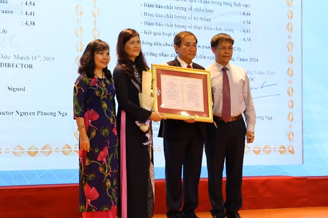 PGS.TS Hồ Thanh Phong- hiệu trưởng HIU đón nhận chứng nhận đạt chuẩn kiểm định chất lượng giáo dục từ PGS.TS Nguyễn Phương Nga- Giám đốc Trung tâm kiểm định chất lượng giáo dục-Hiệp hội Các trường đại học, cao đẳng Việt Nam