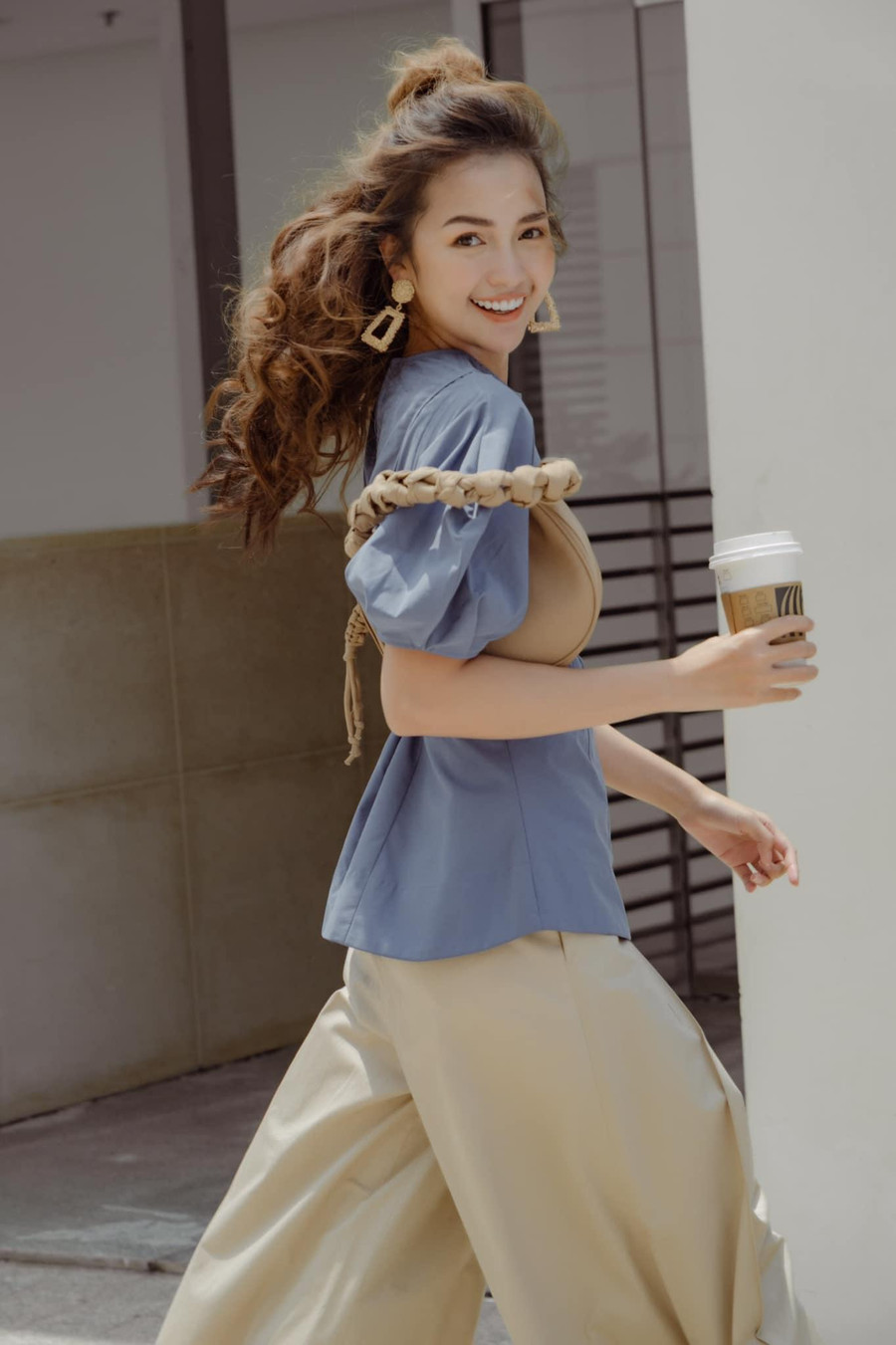 Bề ngoài cô trẻ hơn tuổi thực rất nhiều Bề ngoài cô trẻ hơn tuổi thực rất nhiều