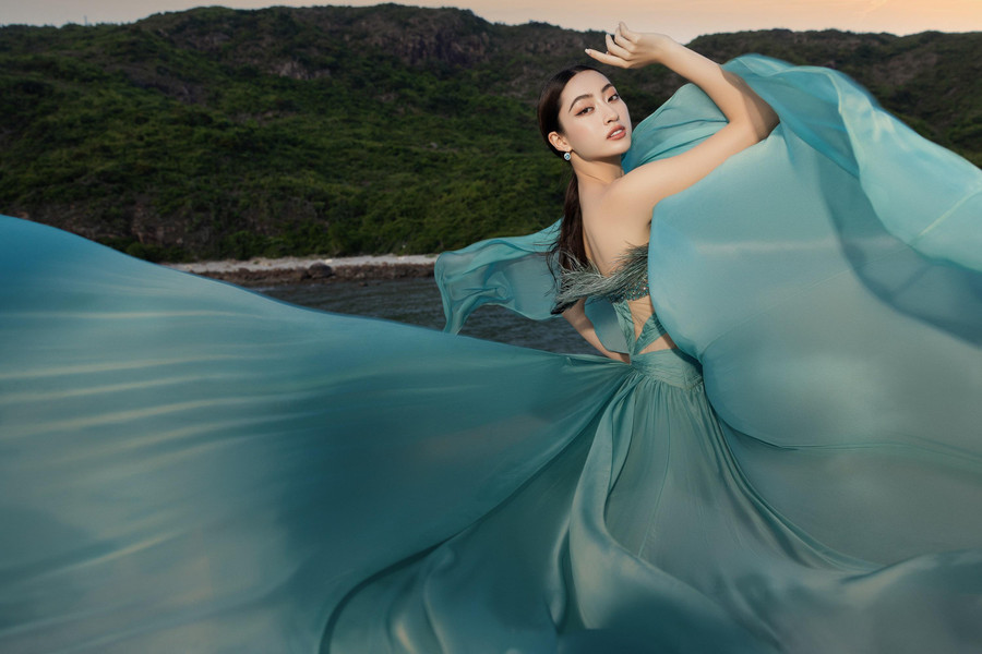 Lương Thuỳ Linh thả dáng chuẩn model trong bộ cánh maxi màu sắc rực rỡ.