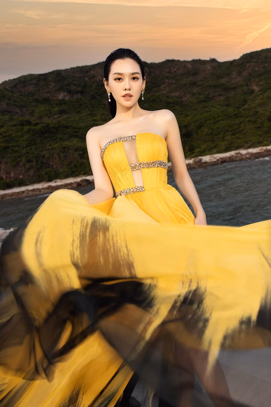 Với các thiết bay bổng sắc màu của NTK Võ Thanh Can, kết hợp với xẻ tà, hở lưng tạo điểm nhấn làm nổi bật lên các đường cong hoàn hảo của Á hậu Tường San.