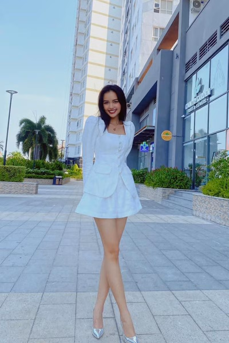 Cô hội tụ đủ yếu tố của đại diện nhan sắc với gương mặt đẹp kiểu ngọt ngào, hình thể cân đối