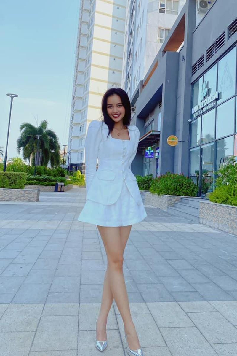 Cô hội tụ đủ yếu tố của đại diện nhan sắc với gương mặt đẹp kiểu ngọt ngào, hình thể cân đối Cô hội tụ đủ yếu tố của đại diện nhan sắc với gương mặt đẹp kiểu ngọt ngào, hình thể cân đối