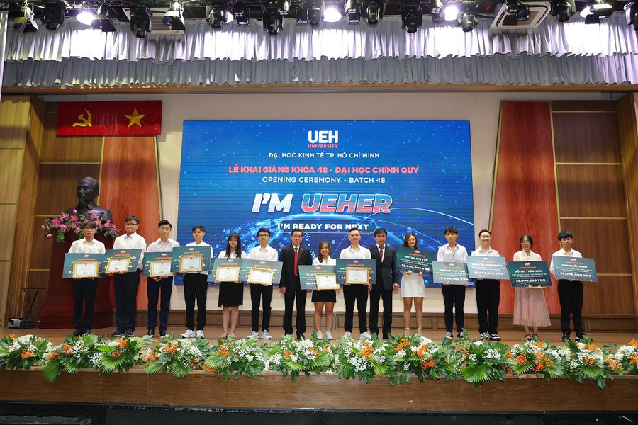 Lãnh đạo UEH trao bằng khen và học bổng cho các tân thủ khoa, á khoa đầu vào.