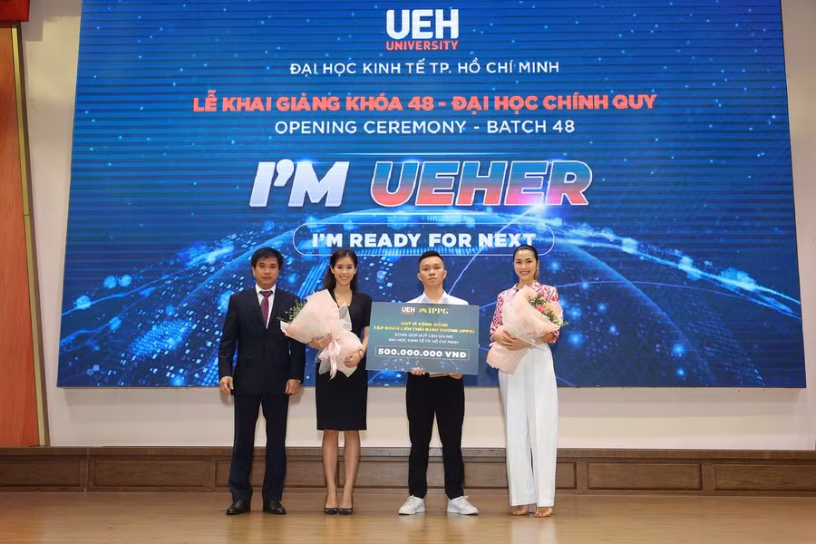 Đại diện Tập đoàn Liên Thái Bình Dương trao tặng số tiền 500.000.000 đồng cho Quỹ Giving to UEH.