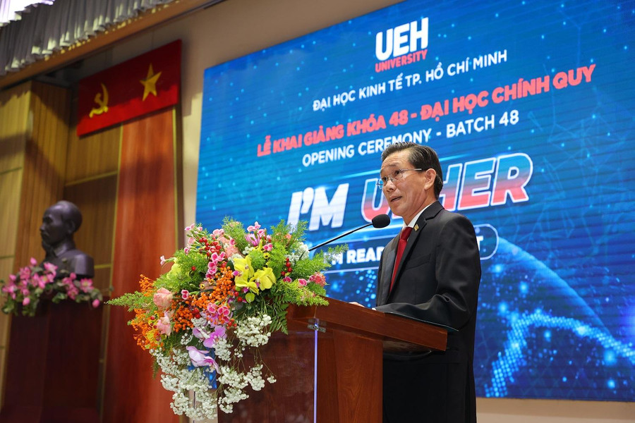 GS.TS Sử Đình Thành - Hiệu trưởng UEH phát biểu tại lễ khai giảng.