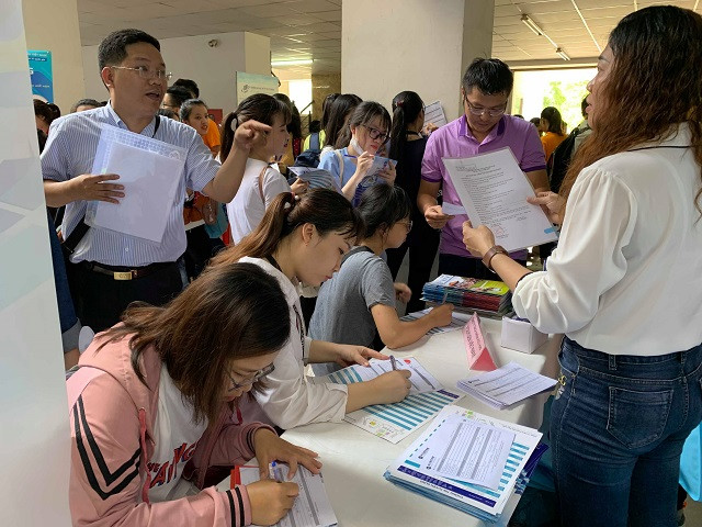 Sinh viên điền thông tin vào hồ sơ ứng tuyển vị trí việc làm mình ưng ý Sinh viên điền thông tin vào hồ sơ ứng tuyển vị trí việc làm mình ưng ý