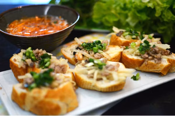 Bí quyết làm 6 món ngon từ bánh mì cũ ảnh 4