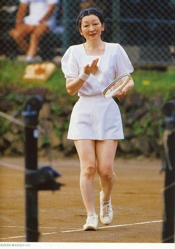 Dẫu đã lớn tuổi, cựu Hoàng hậu Nhật Bản vẫn khiến nhiều người ngưỡng mộ khi khoác trên mình bộ đồ thể thao gam trắng cực khoẻ khoắn.