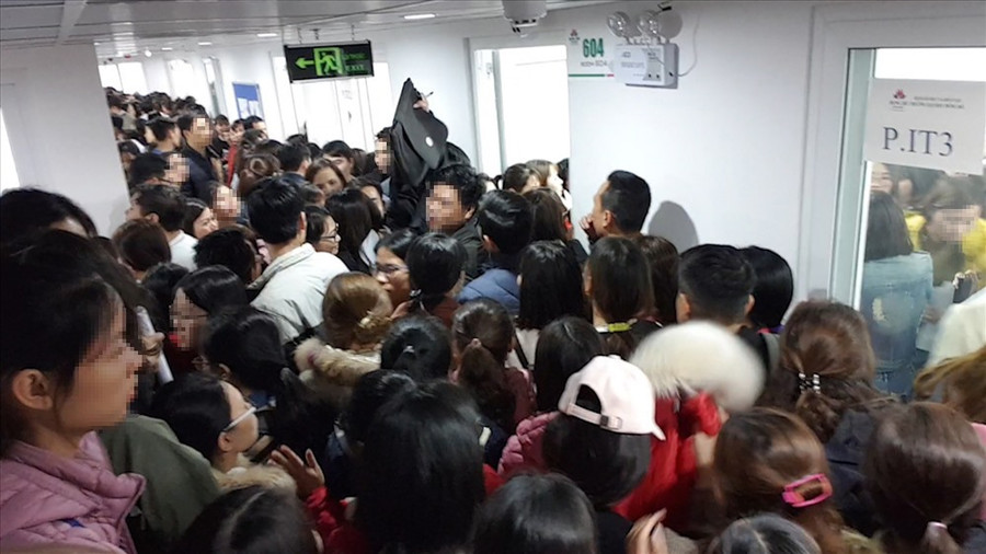 Thí sinh trong lúc chờ vào phòng thi của ĐH Đông Đô. Ảnh: Báo Lao động