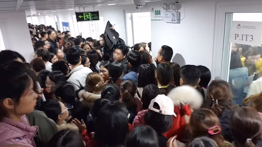 Thí sinh trong lúc chờ vào phòng thi của ĐH Đông Đô. Ảnh: Báo Lao động