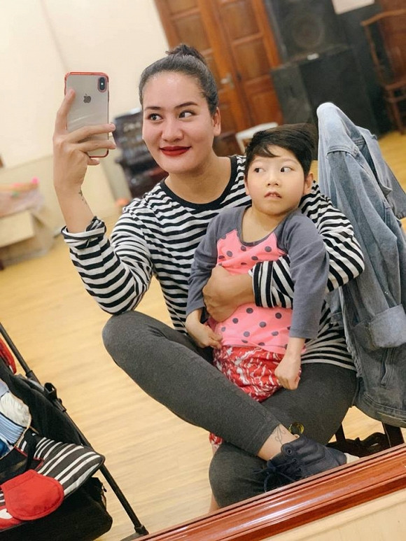 7 năm trôi qua, mọi khó khăn vất vả đã dần trở thành thói quen. Thế nhưng trong lòng Minh Cúc vẫn gợn lên nỗi buồn vì chưa được thỏa đam mê với nghiệp diễn. 7 năm trôi qua, mọi khó khăn vất vả đã dần trở thành thói quen. Thế nhưng trong lòng Minh Cúc vẫn gợn lên nỗi buồn vì chưa được thỏa đam mê với nghiệp diễn.