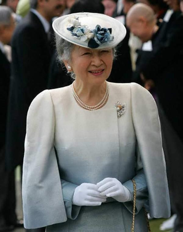 Được biết, bà Michiko Shoda còn sở hữu cả một bộ sưu tập những thiết kế mũ Hoàng gia để diện thay đổi mỗi dịp quan trọng.