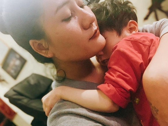 Khoảnh khắc duy nhất khiến Minh Cúc rơi lệ là khi chơi đùa, trò chuyện cùng con gái, nghe những tiếng ê a của bé, cảm nhận tình cảm bé dành cho mình. Khoảnh khắc duy nhất khiến Minh Cúc rơi lệ là khi chơi đùa, trò chuyện cùng con gái, nghe những tiếng ê a của bé, cảm nhận tình cảm bé dành cho mình.
