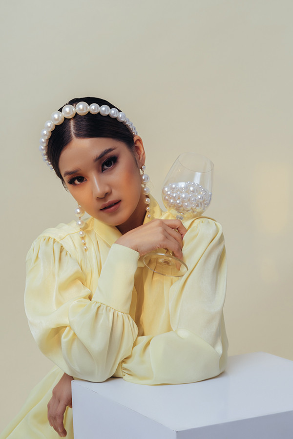 Hoàng Yến chia sẻ, ngày trước cô khá đơn giản trong vấn đề hình ảnh, không đặt nặng chuyện phải xuất hiện ra sao, nhưng bây giờ, cô thấy mình cần chỉn chu hơn nữa để khán giả thấy sự mới mẻ của mình mỗi ngày. Hoàng Yến chia sẻ, ngày trước cô khá đơn giản trong vấn đề hình ảnh, không đặt nặng chuyện phải xuất hiện ra sao, nhưng bây giờ, cô thấy mình cần chỉn chu hơn nữa để khán giả thấy sự mới mẻ của mình mỗi ngày.