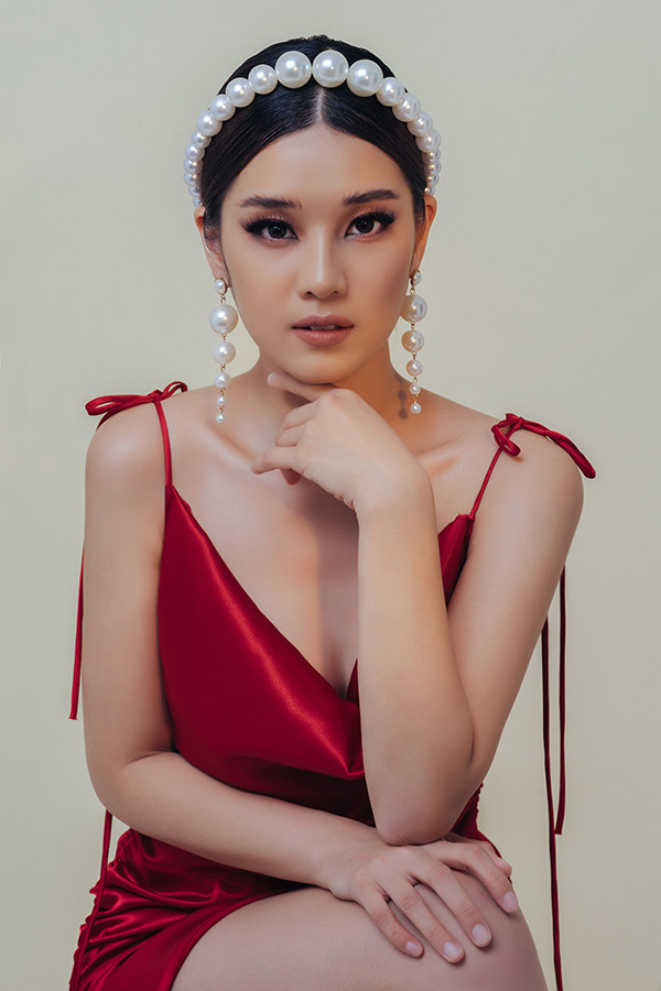 Và sự sexy quyến rũ với hình ảnh khoe bờ vai trần đầy cuốn hút. Và sự sexy quyến rũ với hình ảnh khoe bờ vai trần đầy cuốn hút.