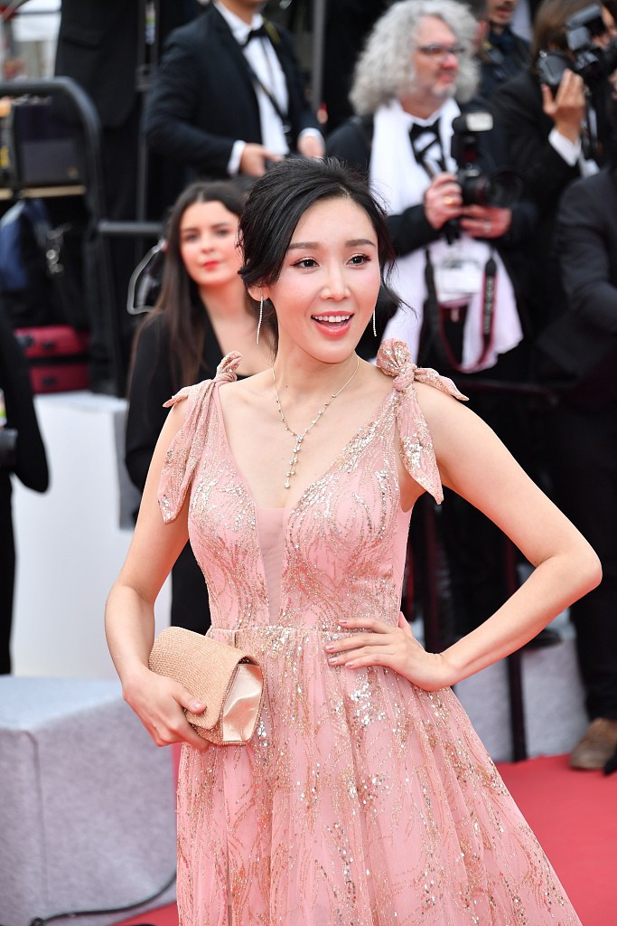 Hai trong số những cô gái "chịu" giữ hình ảnh nhất, nhưng rất tiếc netizen bói cũng không ra đây là ai và đến từ đâu. Hai trong số những cô gái "chịu" giữ hình ảnh nhất, nhưng rất tiếc netizen bói cũng không ra đây là ai và đến từ đâu.