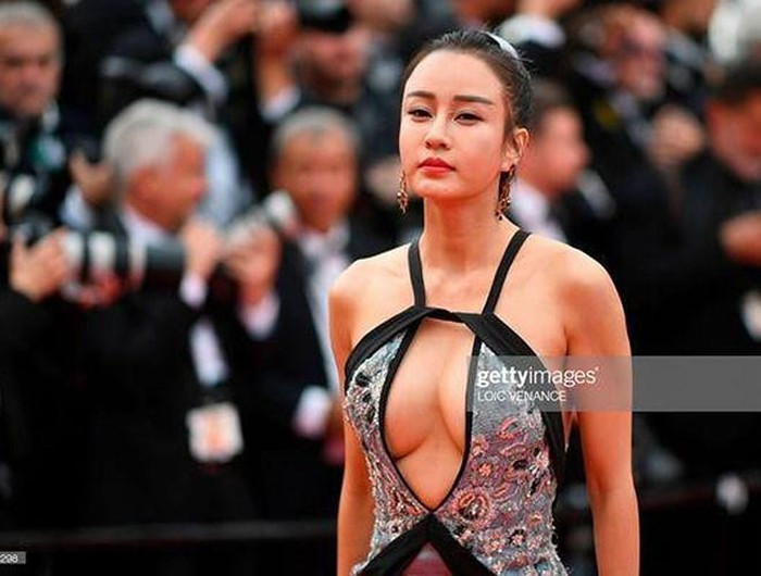 Một nghệ sĩ vô danh gây sốc với chiếc váy cut-out táo bạo, lộ vòng một ngồn ngộn. Một nghệ sĩ vô danh gây sốc với chiếc váy cut-out táo bạo, lộ vòng một ngồn ngộn.