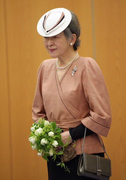 Dù không còn trẻ nhưng những đường nét hài hòa, lông mày lá liễu và chiếc mũi cao trên khuôn mặt của vị cựu Hoàng hậu luôn chinh phục người đối diện.