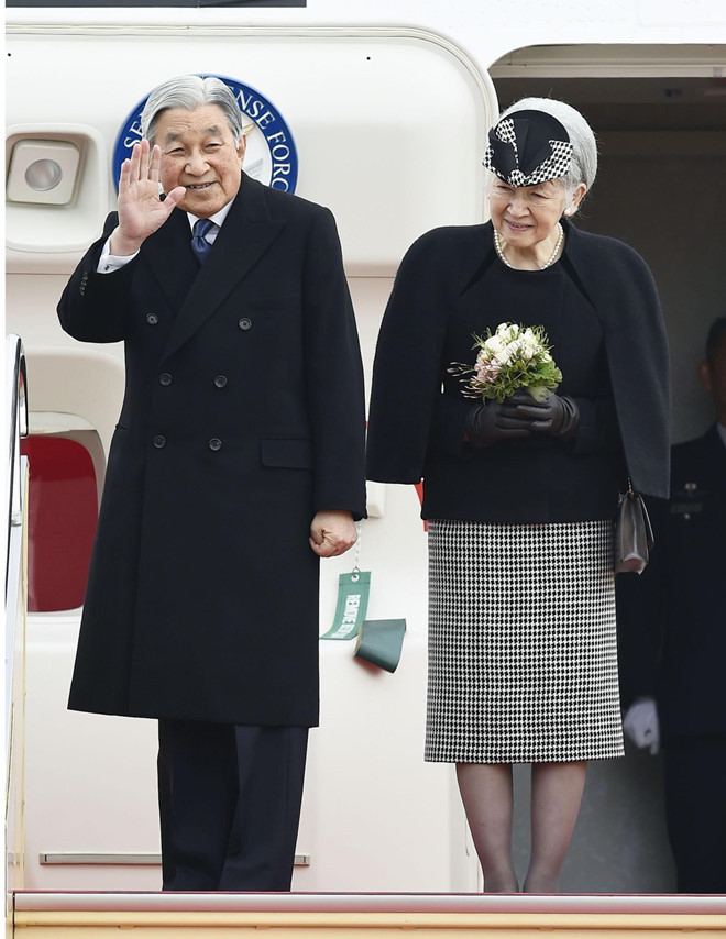 Màu sắc và họa tiết mũ thường đồng điệu với trang phục. Bên cạnh đó, phụ kiện găng tay cũng được bà Shoda Michiko sử dụng thường xuyên để tạo hình ảnh quý phái.