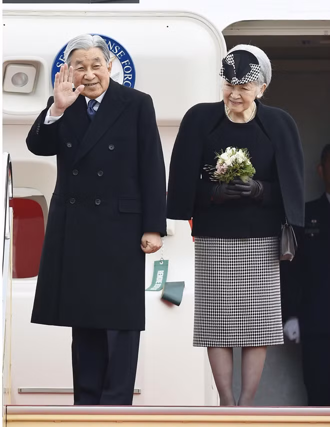 Màu sắc và họa tiết mũ thường đồng điệu với trang phục. Bên cạnh đó, phụ kiện găng tay cũng được bà Shoda Michiko sử dụng thường xuyên để tạo hình ảnh quý phái.