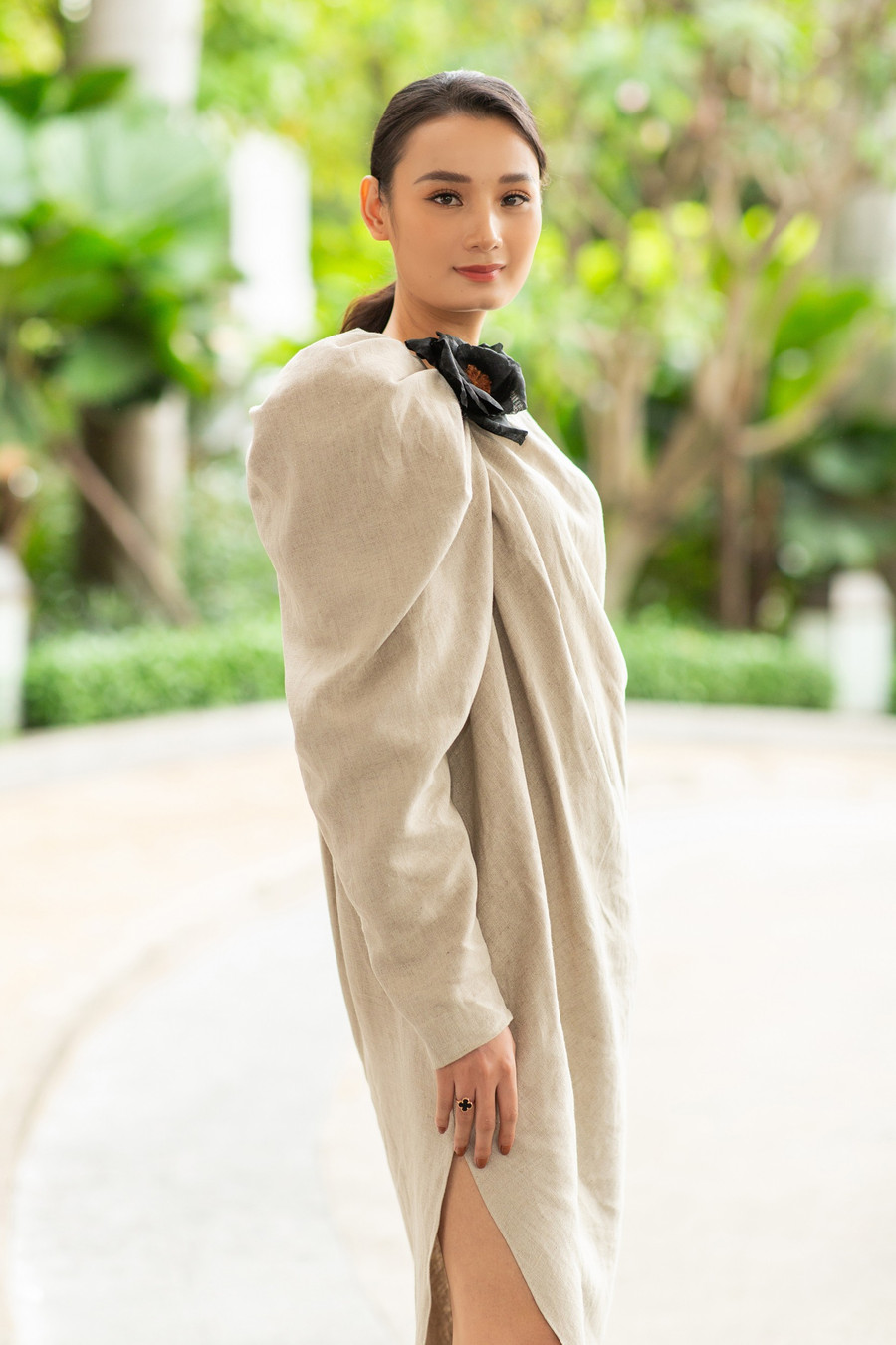 Người mẫu Lê Thúy diện thiết kế tạo phom bất đối xứng với điểm nhấn ở cầu vai.