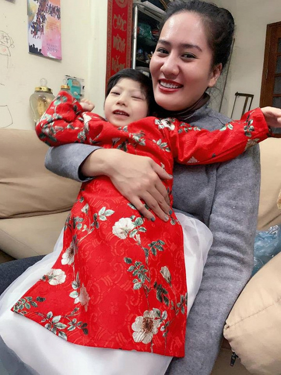 Cô không rơi nước mắt trước ai và tuyệt đối không khóc vì nghĩ số phận mình bất hạnh. Cô không rơi nước mắt trước ai và tuyệt đối không khóc vì nghĩ số phận mình bất hạnh.