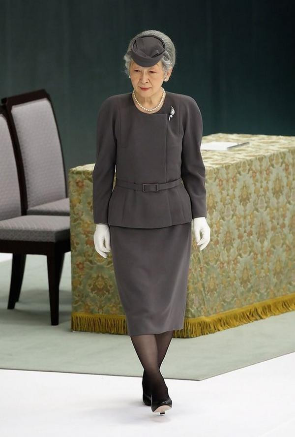 Bà luôn khéo léo nhấn nhá cho set đồ thêm phần nổi bật bằng cách mix thêm với mũ Hoàng gia có thiết kế cực độc đáo.