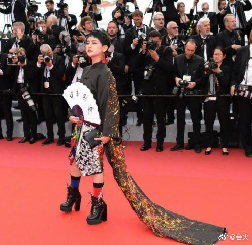 Một gương mặt khác chơi trội với trang phục "trước ngắn sau dài", cộng thêm quạt và tất "cọc cạch" gây chướng mắt. Một gương mặt khác chơi trội với trang phục "trước ngắn sau dài", cộng thêm quạt và tất "cọc cạch" gây chướng mắt.