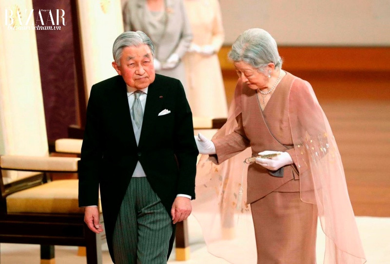 Kiểu tay này cũng mô phỏng đường rã tay của áo kimono. Đồng thời, giúp bà toát lên phong thái uy quyền của một Đệ nhất phu nhân.