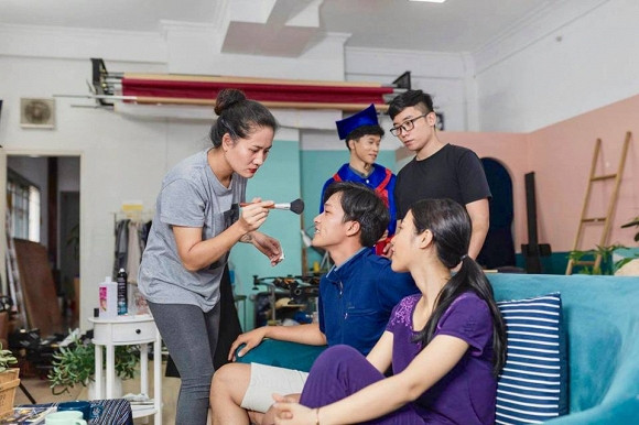 Cô vừa làm diễn viên, vừa kinh doanh, vừa học và làm "thợ" trang điểm. Cô vừa làm diễn viên, vừa kinh doanh, vừa học và làm "thợ" trang điểm.