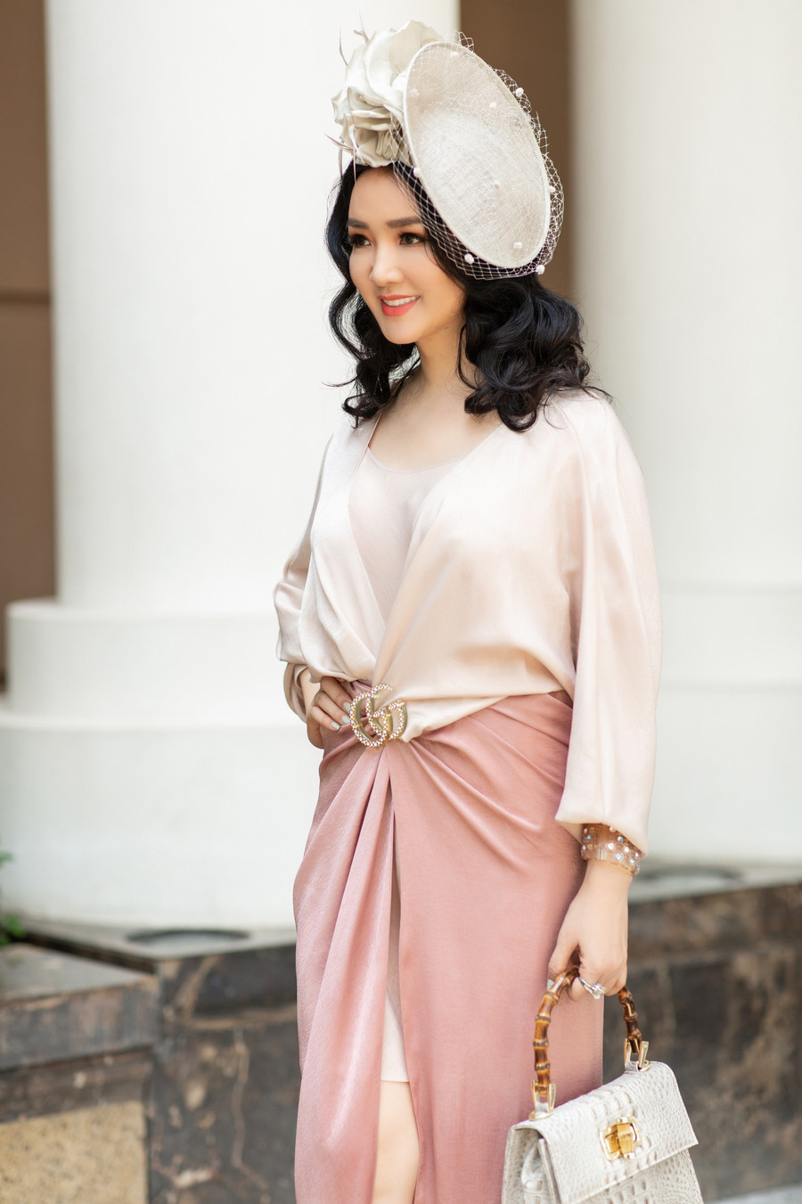 Hoa hậu đền Hùng Giang My chọn phong cách cổ điển đi tiệc sinh nhật.