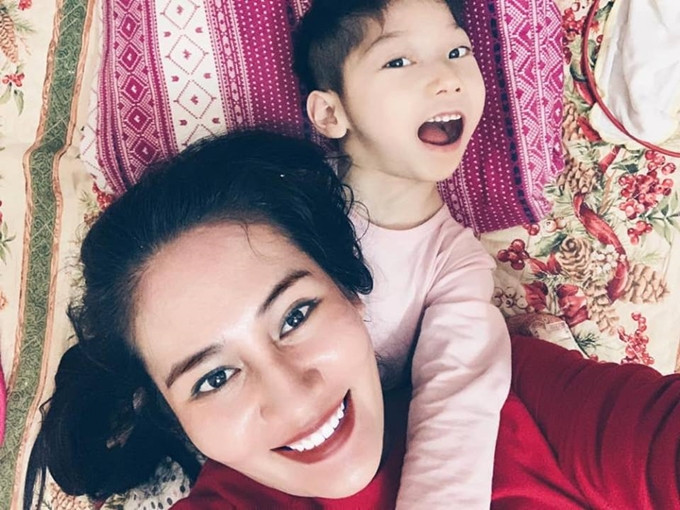 Minh Cúc và con gái Tú Minh. Minh Cúc và con gái Tú Minh.