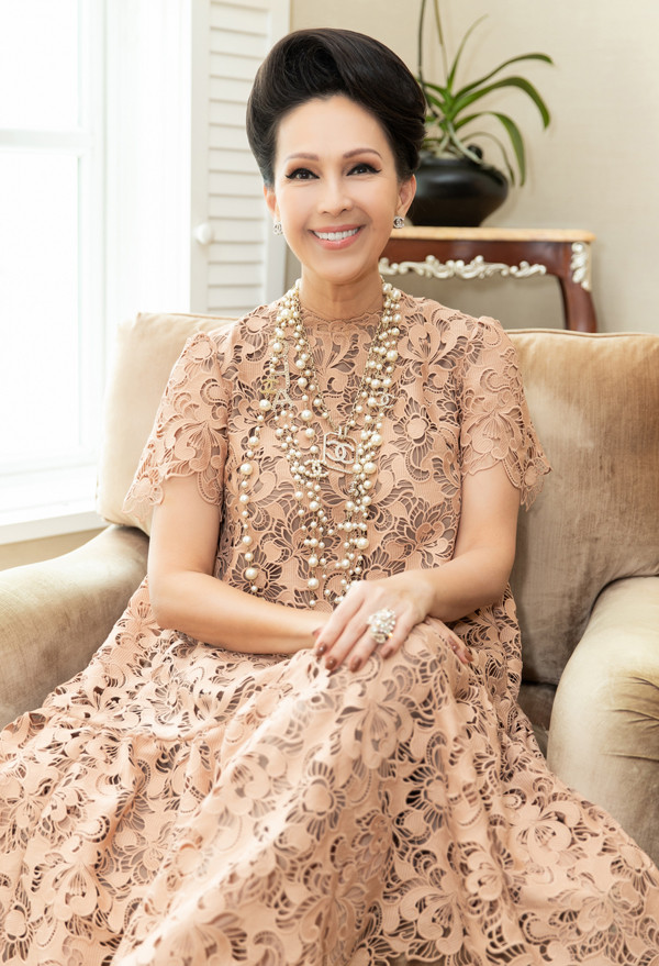 Diễn viên, nữ hoàng ảnh lịch Diễm My giấu đường cong trong thiết kế dáng rộng được thực hiện trên nền vải ren hoạ tiết to bản. Nữ diễn viên phối trang phục cùng vòng cổ ngọc trai sang trọng.