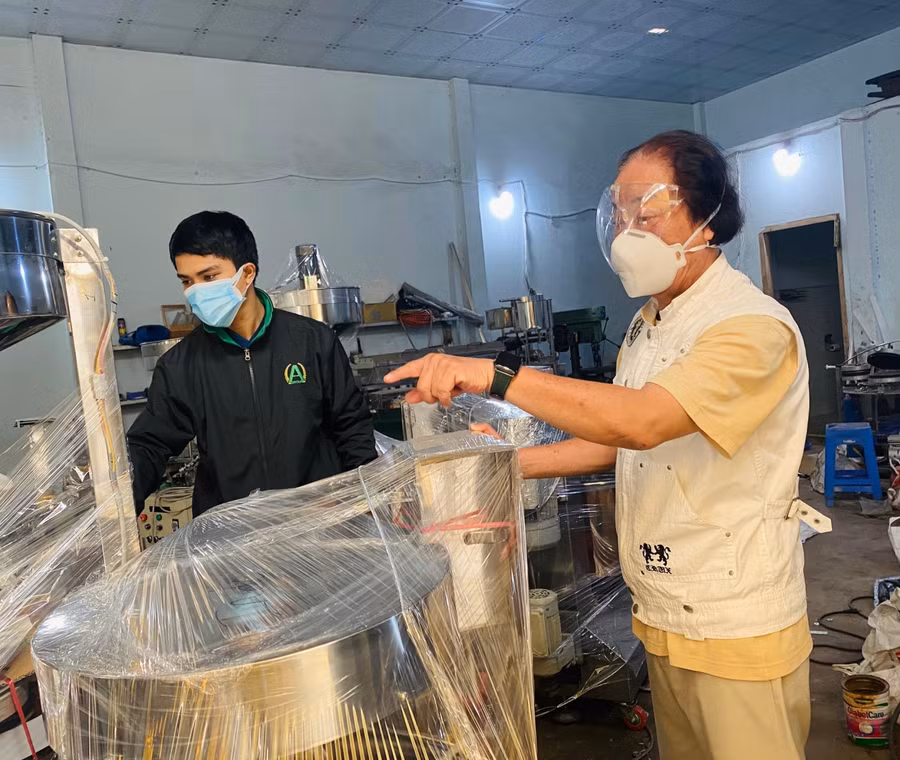 PGS.TS Trần Doãn Sơn và học trò tại xưởng nghiên cứu của mình