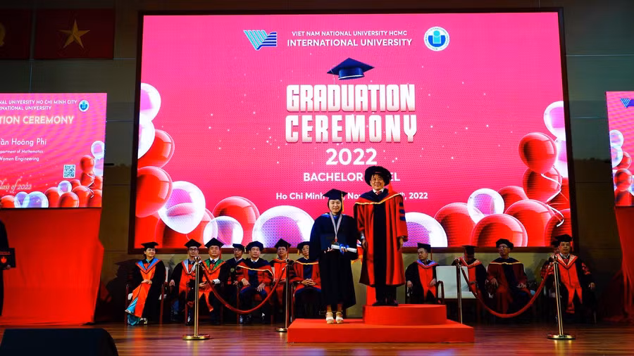 PGS. TS Trần Tiến Khoa - Hiệu trưởng Trường ĐH Quốc tế-ĐHQG TPHCM trao bằng tốt nghiệp cho thủ khoa Nguyễn Ngọc Phụng.