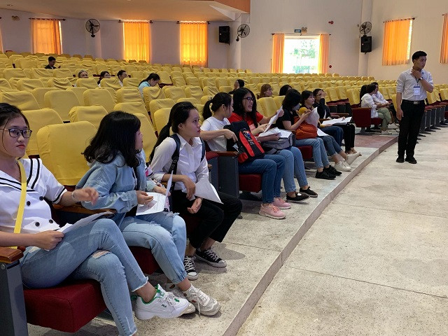 Thí sinh ngồi đợi ngay ngắn theo đợt gọi số thứ tự 10 người một lần nhằm tránh sự lộn xộn Thí sinh ngồi đợi ngay ngắn theo đợt gọi số thứ tự 10 người một lần nhằm tránh sự lộn xộn