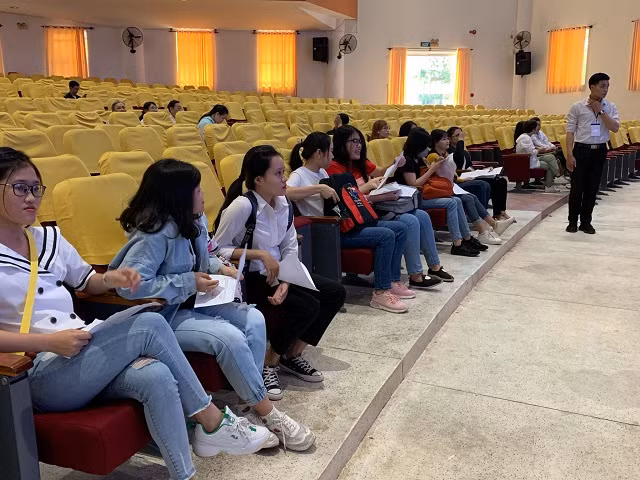 Thí sinh ngồi đợi ngay ngắn theo đợt gọi số thứ tự 10 người một lần nhằm tránh sự lộn xộn