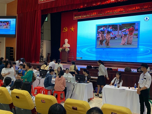 Tại Trường ĐH Ngân hàng TPHCM dù là ngày cuối tuần nhưng thí sinh đến làm thủ tục nhập học rất nhộn nhịp Tại Trường ĐH Ngân hàng TPHCM dù là ngày cuối tuần nhưng thí sinh đến làm thủ tục nhập học rất nhộn nhịp