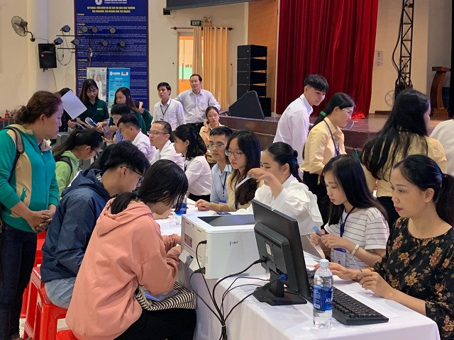 Cán bộ tuyển sinh của trường làm việc hết công suất Cán bộ tuyển sinh của trường làm việc hết công suất