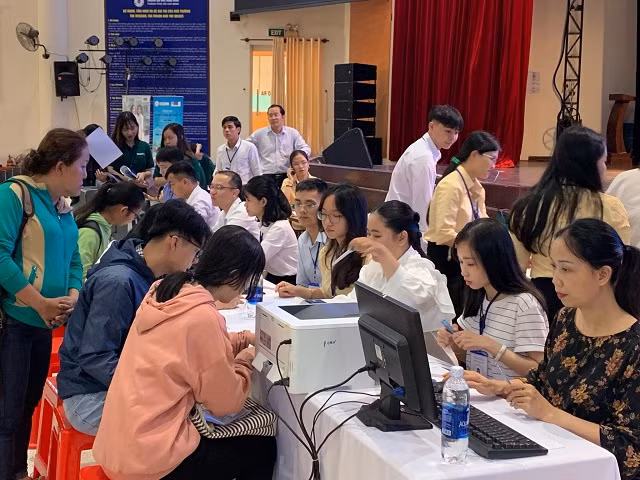 Cán bộ tuyển sinh của trường làm việc hết công suất