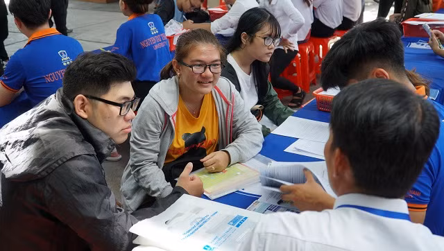 Một phụ huynh đến đăng ký thủ tục nhập học cùng con