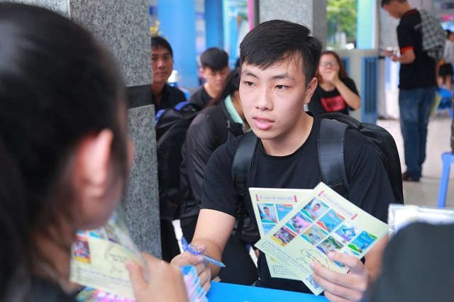 Nhiều thí sinh cho biết tranh thủ đến trường làm thủ tục nhập học ngày cuối tuần để còn có thời gian chuẩn bị điều kiện học tập tại TPHCM Nhiều thí sinh cho biết tranh thủ đến trường làm thủ tục nhập học ngày cuối tuần để còn có thời gian chuẩn bị điều kiện học tập tại TPHCM
