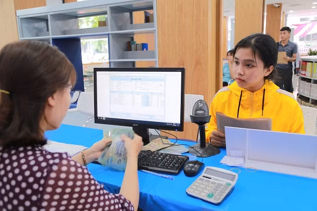 Dù là trường có số nguyện vọng xét tuyển rất đông nhưng hai ngày cuối tuần số thí sinh đến làm thủ tục nhập học tại HUFI chỉ khoảng vài trăm em