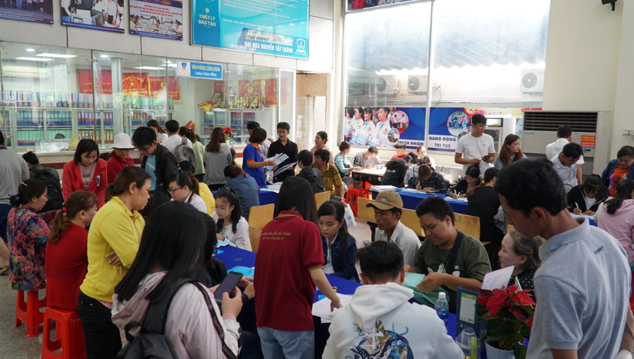 Từ khu vực ngoài sảnh